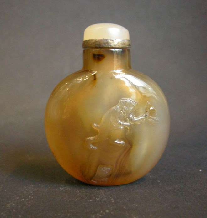Agate snuff bottle with a monkey on a rock and a little monkey